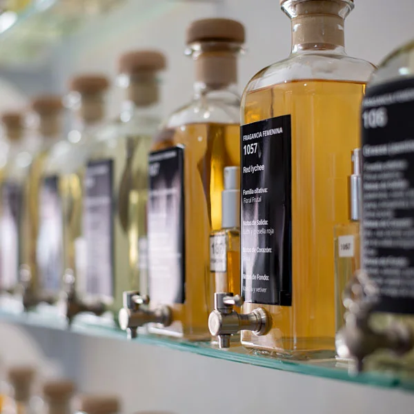 Flacons de parfum en vrac avec robinets, proposés par NATU Laboratories pour une parfumerie personnalisée