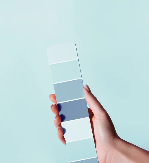 Paletă de culori în mână, reflectând personalizarea produselor NATU Laboratories pentru parfumuri și difuzoare